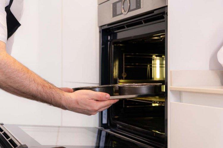 homem cozinhando forno multifuncional